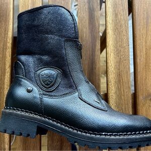 Pajar Canada women waterproof leather chunky snow boots.